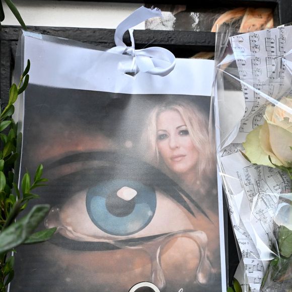 Illustration des fleurs déposées devant l'immeuble de Loana Petrucciani à Nice le 30 mars 2026., 5 jours après que les pompiers l'ont découvert sans vie dans son appartement de la rue Gounod à Nice. © Bruno Bebert / Bestimage