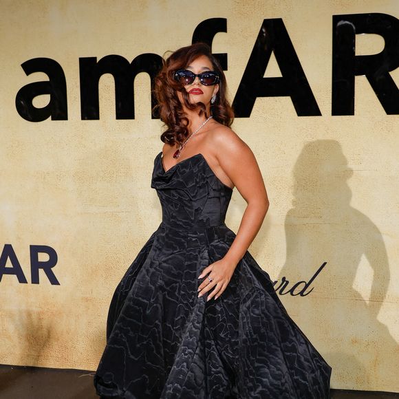 Tout a commencé lorsque, mercredi, elle a posé des photos sur Instagram sur lesquelles on la voit vêtue "d'une création couvrante et d'un foulard dans les cheveux de la marque The Row"

Léna Mahfouf (Léna Situations) au photocall du gala AmFar 2025 by Chopard à l'Hôtel du Cap-Eden-Roc à Antibes le 22 mai 2025.

© Moreau / Jacovides / Bestimage
