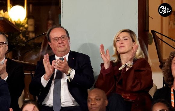 Un célèbre couple a même créé la surprise générale en s'invitant dans les festivités de quartier : Julie Gayet et François Hollande.

François Hollande et sa femme Julie Gayet assistent aux Internationaux de France de tennis de Roland Garros 2024 à Paris, le 4 juin 2024. 

© Jacovides-Moreau/Bestimage