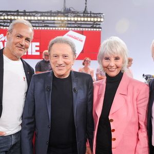 Exclusif - Roland Perez, Michel Drucker, Denise Fabre et Pierre Douglas - Enregistrement de l'émission "Vivement dimanche" au studio Gabriel, présentée par M.Drucker, et diffusée sur France 3 le 15 juin 2025.
© Guillaume Gaffiot / Bestimage

|Exclusif - Enregistrement de l'émission "Vivement dimanche" au studio Gabriel, diffusée sur France 3 le 15 juin 2025