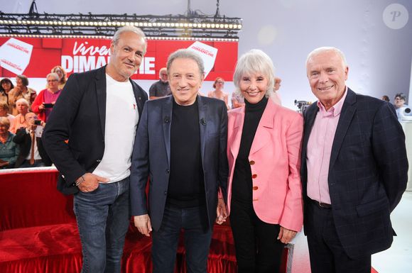 Exclusif - Roland Perez, Michel Drucker, Denise Fabre et Pierre Douglas - Enregistrement de l'émission "Vivement dimanche" au studio Gabriel, présentée par M.Drucker, et diffusée sur France 3 le 15 juin 2025.
© Guillaume Gaffiot / Bestimage

|Exclusif - Enregistrement de l'émission "Vivement dimanche" au studio Gabriel, diffusée sur France 3 le 15 juin 2025
