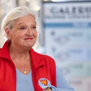 La comédienne de 70 ans vit avec son mari Zaman dans le Mas de Notre-Dame dans le village d’Eygalières pour se rapprocher de la mère de l'actrice,
Charlotte De Turckheim lors du tournage de l'émission "Panique au grand magasin" diffusée le 15 décembre 2025 sur TF1. © Cyril Moreau/Bestimage