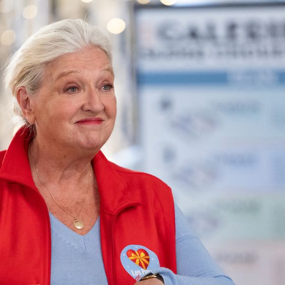 La comédienne de 70 ans vit avec son mari Zaman dans le Mas de Notre-Dame dans le village d’Eygalières pour se rapprocher de la mère de l'actrice,

Charlotte De Turckheim lors du tournage de l'émission "Panique au grand magasin" diffusée le 15 décembre 2025 sur TF1. © Cyril Moreau/Bestimage