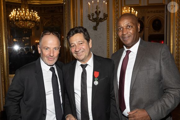 Exclusif - guest, Laurent Gerra et son garde du corps, Freddy Dieng - Laurent Gerra reçoit la légion d’honneur de la part du grand chancelier F. Lecointre en présence de la première dame, B. Macron au Palais de la Légion d'honneur à Paris le 29 septembre 2025. © Cyril Moreau/Bestimage