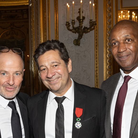Exclusif - guest, Laurent Gerra et son garde du corps, Freddy Dieng - Laurent Gerra reçoit la légion d’honneur de la part du grand chancelier F. Lecointre en présence de la première dame, B. Macron au Palais de la Légion d'honneur à Paris le 29 septembre 2025. © Cyril Moreau/Bestimage