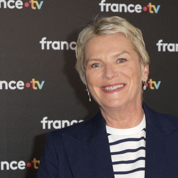 Soutenue par sa mère, elle devient finalement la grande journaliste reconnue que l'on connaît.

Élise Lucet au photocall de la conférence de presse de rentrée de France Télévisions à Paris, France, le 4 septembre 2024. © Coadic Guirec/Bestimage