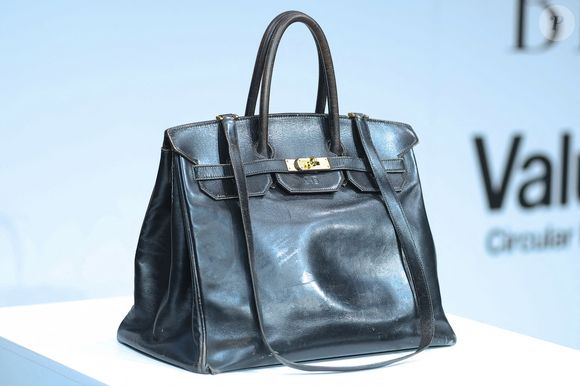 Le "Birkin original" a été dévoilé pour la première fois au Japon à Paris, en France. Une société japonaise de réutilisation a remporté la vente aux enchères chez Sotheby's. Le prototype original du sac "Birkin" unique en son genre, utilisé par l'actrice Jane Birkin, a été vendu pour environ 1,47 milliard de yens. Tokyo, Japon - 12 novembre 2025. Photo de Kazuki Oishi/SPUS/ABACAPRESS.COM