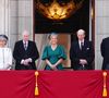 Alors que le prince Edward et Sophie Rhys-Jones, la duchesse d’Édimbourg, se sont montrés sur le balcon lors de cette célébration du 14 juin 2025, leur fille Lady Louise Windsor n'y a pas été aperçue.
(de gauche à droite) Le duc et la duchesse de Gloucester, la duchesse d'Édimbourg, le duc de Kent et le vice-amiral Sir Timothy Laurence au balcon du palais de Buckingham, à Londres, pour assister au défilé aérien qui suit la cérémonie de la montée des couleurs dans le centre de Londres, à l'occasion de l'anniversaire officiel du roi Charles III. Le 14 juin 2025. Photo by Aaron Chown/PA Wire/ABACAPRESS.COM