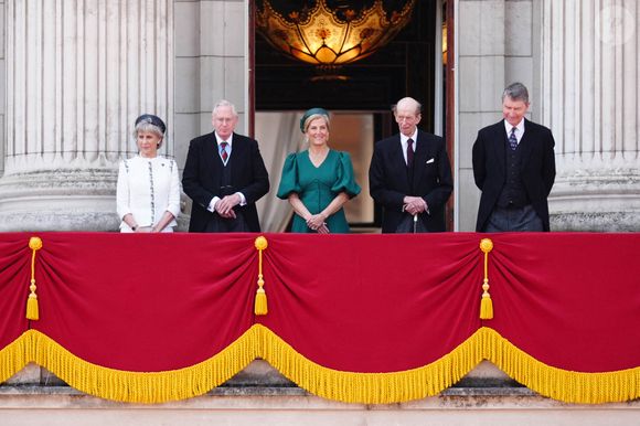 Alors que le prince Edward et Sophie Rhys-Jones, la duchesse d’Édimbourg, se sont montrés sur le balcon lors de cette célébration du 14 juin 2025, leur fille Lady Louise Windsor n'y a pas été aperçue.

(de gauche à droite) Le duc et la duchesse de Gloucester, la duchesse d'Édimbourg, le duc de Kent et le vice-amiral Sir Timothy Laurence au balcon du palais de Buckingham, à Londres, pour assister au défilé aérien qui suit la cérémonie de la montée des couleurs dans le centre de Londres, à l'occasion de l'anniversaire officiel du roi Charles III.  Le 14 juin 2025. Photo by Aaron Chown/PA Wire/ABACAPRESS.COM