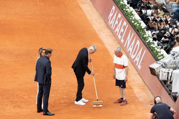 Amelie Mauresmo, Gilles Moretton Hommage à Rafael Nadal pendant les Internationaux de France 2025 à Roland Garros le 25 mai 2025 à Paris, France. Photo par Nasser Berzane/ABACAPRESS.COM