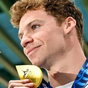 Le Français Léon Marchand lors du podium du 200 m papillon masculin aux Championnats d'Europe de natation, au Centre aquatique olympique de la Métropole du Grand Paris, à Paris (France), le 15 août 2026. © Laurent Lairys / PsnewZ / Bestimage (Credit Image: © Andrea Masini/Insidefoto via ZUMA Press)