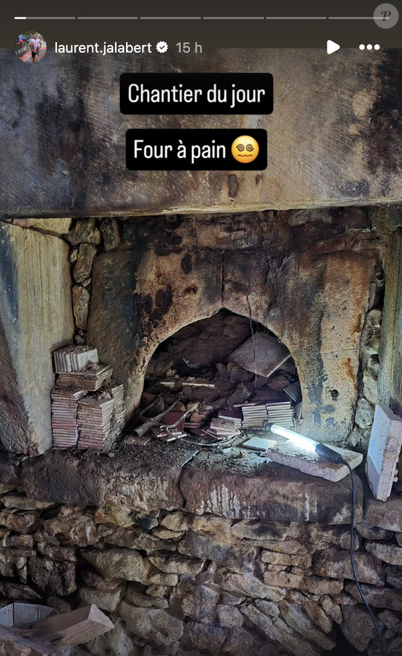 “Chantier du jour, four à pain”, indique-t-il
