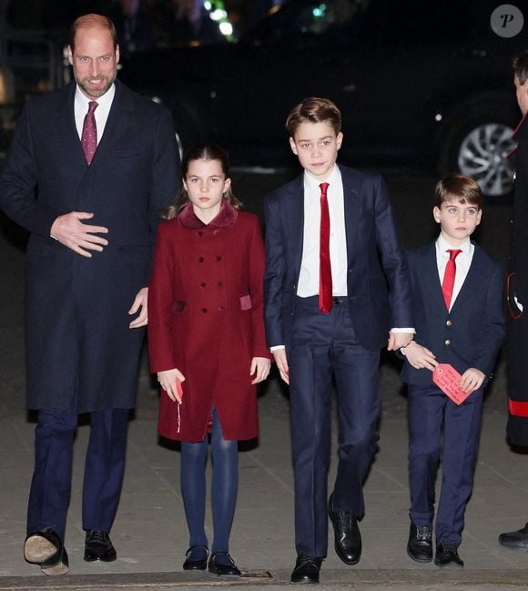 Leurs trois enfants, George, Charlotte et Louis étaient naturellement de la partie !

Le prince William, prince de Galles et duc de Cambridge (Le prince William, prince de Galles), le prince George (Le prince George de Galles), la princesse Charlotte (La princesse Charlotte de Galles) et le prince Louis (Le prince Louis de Galles) lors de la cérémonie de chants de Noël à l'abbaye de Westminster à Londres. © Alpha Press/Bestimage