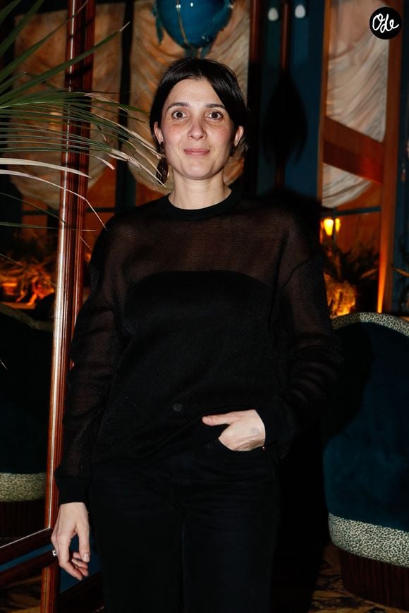 Dans son message, elle remercie sa mère, Maria Constantini, pour son soutien indéfectible, tout en évoquant avec émotion la présence symbolique de l'artiste à leurs côtés.

Exclusif - Gaëlle Constantini -  Première édition de la soirée "Les jeudis de Sandra" au Café Lapérouse à Paris le 1er février 2024.  © Christophe Clovis / Bestimage