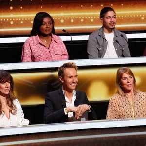 Pendant que Cyril Féraud s'installe parmi le public.

Exclusif - Cyril Feraud et Yoann Riou échangent leurs places le temps d'une question - Enregistrement de l'émission "100% logique" présentée par C. Feraud et qui sera diffusée le 25 octobre 2025 sur France 2 au studio du Lendit à Saint-Denis, France, le 14 mars 2025. © Christophe Clovis/Bestimage