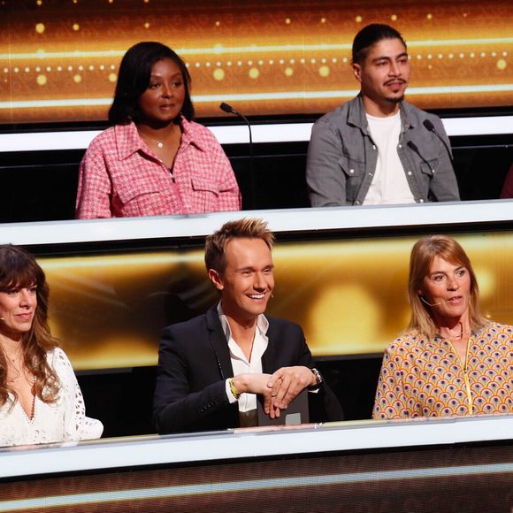 Pendant que Cyril Féraud s'installe parmi le public.

Exclusif - Cyril Feraud et Yoann Riou échangent leurs places le temps d'une question - Enregistrement de l'émission "100% logique" présentée par C. Feraud et qui sera diffusée le 25 octobre 2025 sur France 2 au studio du Lendit à Saint-Denis, France, le 14 mars 2025. © Christophe Clovis/Bestimage