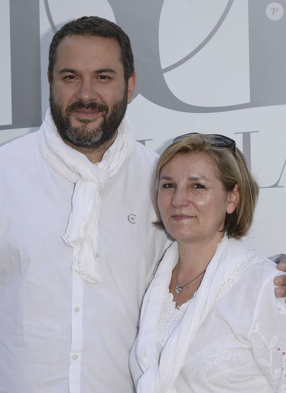 A savoir son livre "Dites-lui que je pense à elle", dans lequel il mène l'enquête 40 ans après la mort de sa cousine Nathalie, tuée à 14 ans.

Bruce Toussaint et sa femme Catherine - Photocall de la 4ème édition du "Brunch Blanc" sur le bateau "L'Excellence" à Paris, le 29 juin 2014.
COADIC GUIREC / BESTIMAGE