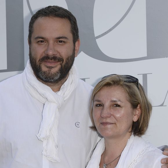 A savoir son livre "Dites-lui que je pense à elle", dans lequel il mène l'enquête 40 ans après la mort de sa cousine Nathalie, tuée à 14 ans.

Bruce Toussaint et sa femme Catherine - Photocall de la 4ème édition du "Brunch Blanc" sur le bateau "L'Excellence" à Paris, le 29 juin 2014.
COADIC GUIREC / BESTIMAGE
