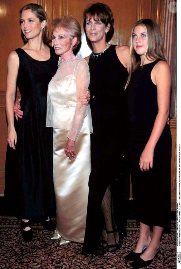 La famille de Jamie Lee Curtis a évolué pendant des années dans le milieu du cinéma.

Janet Leigh entourée par ses filles Jamie Lee Curtis et Kelly Lee Curtis, ainsi que de sa petite fille Annie, à Los Angeles, en octobre 1998.

Photo par : Alpha Agency / Bestimage