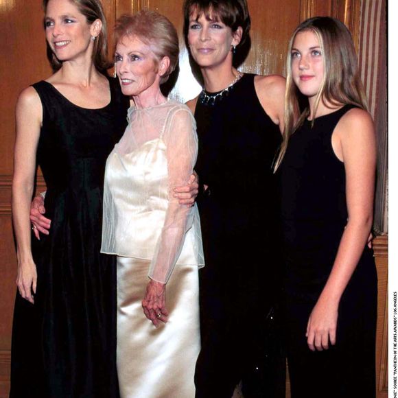 La famille de Jamie Lee Curtis a évolué pendant des années dans le milieu du cinéma.

Janet Leigh entourée par ses filles Jamie Lee Curtis et Kelly Lee Curtis, ainsi que de sa petite fille Annie, à Los Angeles, en octobre 1998.

Photo par : Alpha Agency / Bestimage