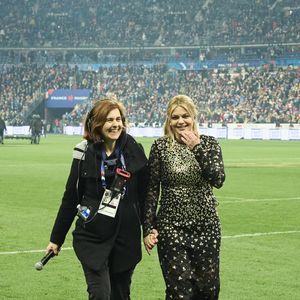 La chanteuse Louane (Louane Emera), représentante de la France au concours de l'Eurovision, interpréte pour la première fois son titre Maman, en hommage à sa mère décédée lorsqu'elle avait 17 ans, devant les 80 000 spectateurs, suspendue sur une plateforme, plusieurs mètres au-dessus de la pelouse et des musiciens, du Stade de France à la mi-temps du match du Tournoi des Six Nations opposant la France à l'Écosse, à Saint-Denis, Seine Saint-Denis, France, le 15 mars 2025. © Cyril Moreau/Bestimage