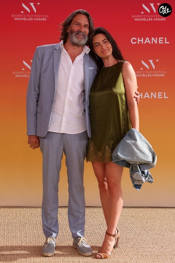 Frédéric Beigbeder et sa femme Lara Micheli au Théâtre de la Gare du Midi lors de la Cérémonie d'ouverture du Festival international du film de Biarritz - Nouvelles Vagues 2026, le 23 juin 2026.  © Jean-Marc Lhomer / Bestimage