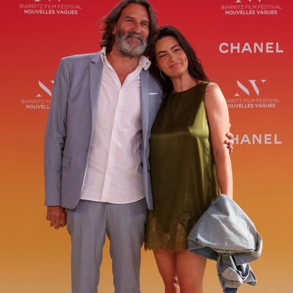 Frédéric Beigbeder et sa femme Lara Micheli au Théâtre de la Gare du Midi lors de la Cérémonie d'ouverture du Festival international du film de Biarritz - Nouvelles Vagues 2026, le 23 juin 2026.  © Jean-Marc Lhomer / Bestimage
