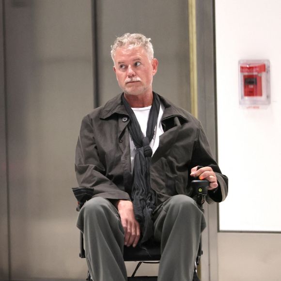 Eric Dane a été vu arrivant à l'aéroport international de Los Angeles dans un fauteuil roulant, semblant fragile après avoir annoncé son diagnostic de la maladie de Charcot. Photo par Backgrid USA / Bestimage