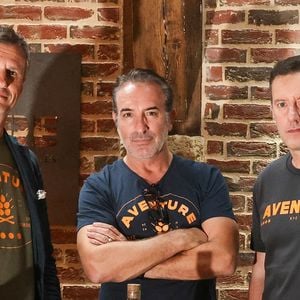 Exclusif - Jean Dujardin et ses trois partenaires, Antoine Gravouil, Olivier Carsoule et Éric Lafon, fondateurs de la distillerie Bordeaux Distilling Co, basée dans le quartier de Bacalan, lancent leur premier whisky, au nom évocateur : Aventure, à Bordeaux, France, le 1er octobre 2025. © Fabien Cottereau/Bestimage