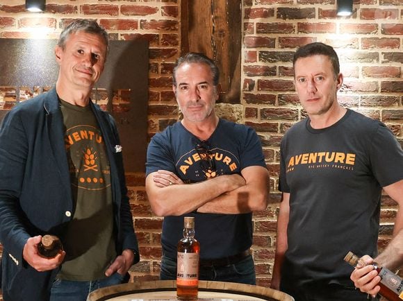Exclusif - Jean Dujardin et ses trois partenaires, Antoine Gravouil, Olivier Carsoule et Éric Lafon, fondateurs de la distillerie Bordeaux Distilling Co, basée dans le quartier de Bacalan, lancent leur premier whisky, au nom évocateur : Aventure, à Bordeaux, France, le 1er octobre 2025. © Fabien Cottereau/Bestimage