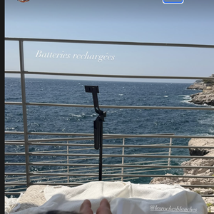 Sur la seconde publication, l'heure est à la détente absolue. Allongé face aux vagues azur avec l'un de ses fidèles compagnons à quatre pattes blotti sur ses genoux et un bon livre à la main, le sportif savoure l'instant présent. "Batteries rechargées", écrit-il sobrement. (

Antoine Dupont en vacances à Cassis