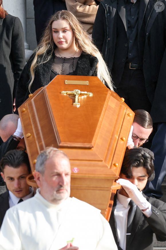 Milla Savarese, le fille unique d'Emilie Dequenne, a chanté lors de la cérémonie religieuse

Maël Ferracci, Milla Savarese, la fille de la défunte, Enzo Ferracci, et le veuf Michel Ferracci à la sortie des obsèques d'Emilie Dequenne au cimetière Père Lachaise à Paris, France, le 26 mars 2025. © Cyril Moreau/Bestimage