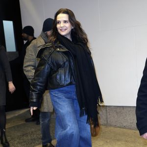 Juliette Binoche est aperçue à la sortie des studios CBS à New York. Juliette Binoche portait une écharpe noire, une veste de moto assortie, un jean large et des bottes noires. The ImageDirect / Bestimage