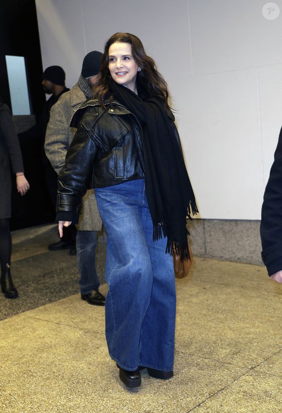Juliette Binoche est aperçue à la sortie des studios CBS à New York. Juliette Binoche portait une écharpe noire, une veste de moto assortie, un jean large et des bottes noires. The ImageDirect / Bestimage