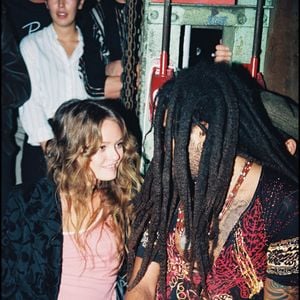 "Je me suis dit, cette, fille est très intéressante, très sweet. On a commencé à travailler ensemble, avant de tomber follement amoureux", a expliqué le chanteur

Archives : Vanessa Paradis et Lenny Kravitz au musée de la fête foraine en 1994. @RINDOFF-GARCIA / BESTIMAGE