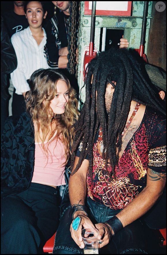 "Je me suis dit, cette, fille est très intéressante, très sweet. On a commencé à travailler ensemble, avant de tomber follement amoureux", a expliqué le chanteur

Archives : Vanessa Paradis et Lenny Kravitz au musée de la fête foraine en 1994. @RINDOFF-GARCIA / BESTIMAGE
