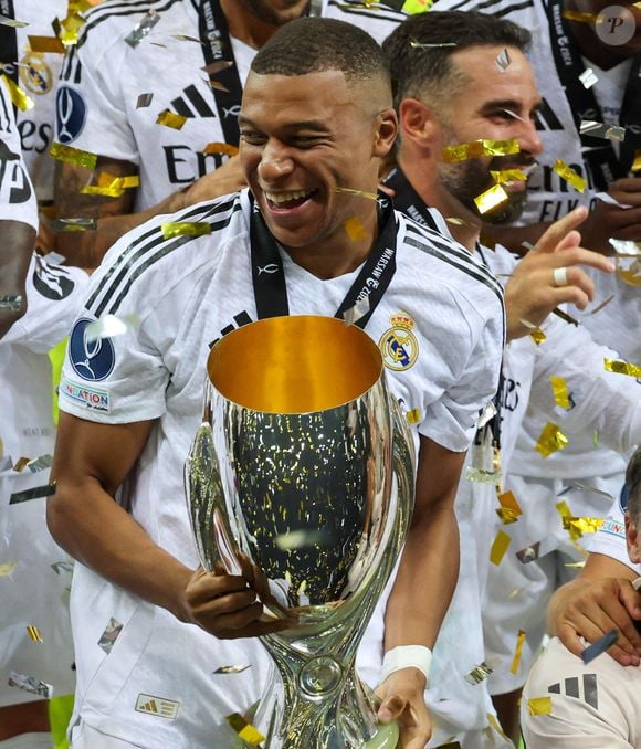 L’attaquant dit avoir été surpris par la culture et l’accueil des Espagnols.

Kylian Mbappé remporte sa première victoire avec le Real Madrid en finale de la Supercoupe de l'UEFA à Varsovie le 14 août 2024.

© Fabio Sasso/ZUMA Press Wire / Bestimage