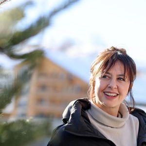 Quand elle y est, elle s'adonne à des plaisirs simples.

Valérie Bonneton au photocall du film "Jours Meilleurs" lors de la 28ème édition du Festival international du film de comédie de l'Alpe d'Huez, le 17 janvier 2025.
© Dominique Jacovides/Bestimage

Celebrities at the photocall for the film "Jours Meilleurs" during the 28th edition of the Alpe d'Huez International Comedy Film Festival, January 16, 2025.