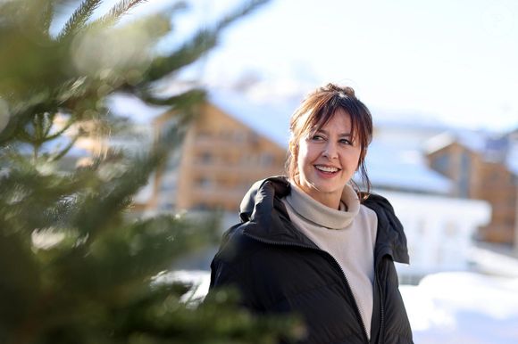 Quand elle y est, elle s'adonne à des plaisirs simples.

Valérie Bonneton au photocall du film "Jours Meilleurs" lors de la 28ème édition du Festival international du film de comédie de l'Alpe d'Huez, le 17 janvier 2025.
© Dominique Jacovides/Bestimage

Celebrities at the photocall for the film "Jours Meilleurs" during the 28th edition of the Alpe d'Huez International Comedy Film Festival, January 16, 2025.