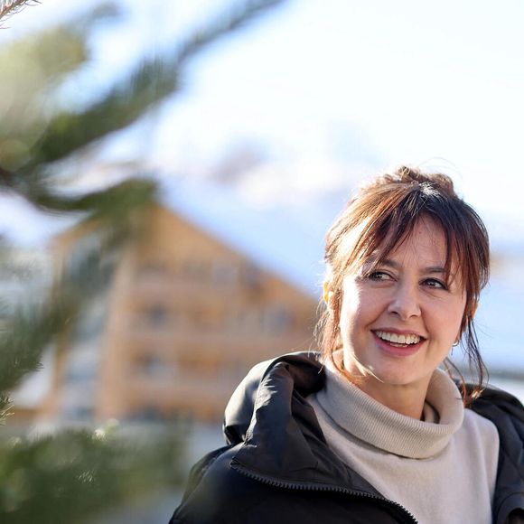 Quand elle y est, elle s'adonne à des plaisirs simples.

Valérie Bonneton au photocall du film "Jours Meilleurs" lors de la 28ème édition du Festival international du film de comédie de l'Alpe d'Huez, le 17 janvier 2025.
© Dominique Jacovides/Bestimage

Celebrities at the photocall for the film "Jours Meilleurs" during the 28th edition of the Alpe d'Huez International Comedy Film Festival, January 16, 2025.