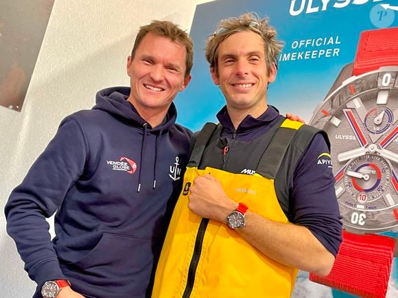 Charlie Dalin reçoit une montre collector réalisée en matériaux recyclés par Ulysse Nardin partenaire du Vendée Globe - Le skipper de Macif Charlie Dalin remporte la dixième édition du tour du monde en solitaire Vendée Globe en pulvérisant le record de l’épreuve en 64 jours, 19 heures 22 minutes et 49 secondes aux Sables-d'Olonne, France, le 14 janvier 2025. © Fabien Faure/Bestimage