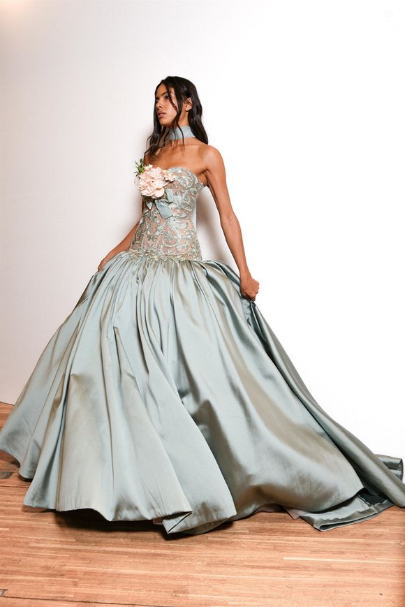 Coulisses du défilé Elie Saab "Collection Haute Couture Automne/Hiver 2025-2026" lors de la Fashion Week de Paris, le 9 juillet 2025 Backgrid USA / Bestimage



Pictured: Model