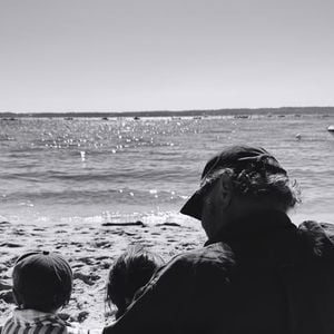 C’est dans le Bassin d’Arcachon qu’elle a pu rejoindre sa sœur Fanny et profiter, avec ses enfants, d’une sortie à la plage, accompagnée de Michel Leeb, très attentif à ses petits-enfants.

Michel Leeb et ses petits-enfants Gaïa et Marlon au Bassin d'Arcachon - Instagram