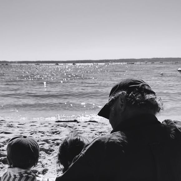 C’est dans le Bassin d’Arcachon qu’elle a pu rejoindre sa sœur Fanny et profiter, avec ses enfants, d’une sortie à la plage, accompagnée de Michel Leeb, très attentif à ses petits-enfants.

Michel Leeb et ses petits-enfants Gaïa et Marlon au Bassin d'Arcachon - Instagram