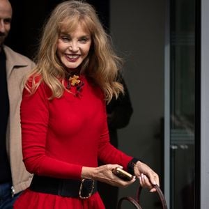 Arielle Dombasle à la sortie de l'émission de radio Les Grosses Têtes sur RTL, à Neuilly-sur-Seine, France, le 22 septembre 2025. © Julien Sarkissian/Bestimage