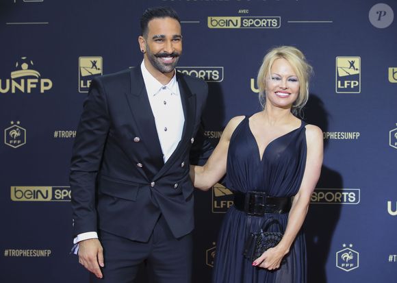 Adil Rami et sa compagne Pamela Anderson au photocall de la 28ème cérémonie des trophées UNFP (Union nationale des footballeurs professionnels) au Pavillon d'Armenonville à Paris, France, le 19 mai 2019. Panoramic / Bestimage
