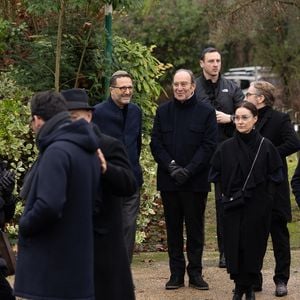 Exclusif - Arthur (Jacques Essebag) et Xavier Niel - Obsèques de Claude Berda au cimetière de Bagneux, le 22 décembre 2025. Co-fondateur de la société de productions télévisuelles, AB Productions, en 1977 avec J.C.Azoulay, Claude Berda est décédé le 19 décembre 2025 à l'âge de 78 ans. © Agence / Bestimage