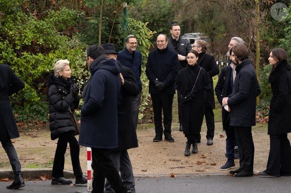 Exclusif - Arthur (Jacques Essebag) et Xavier Niel - Obsèques de Claude Berda au cimetière de Bagneux, le 22 décembre 2025. Co-fondateur de la société de productions télévisuelles, AB Productions, en 1977 avec J.C.Azoulay, Claude Berda est décédé le 19 décembre 2025 à l'âge de 78 ans. © Agence / Bestimage