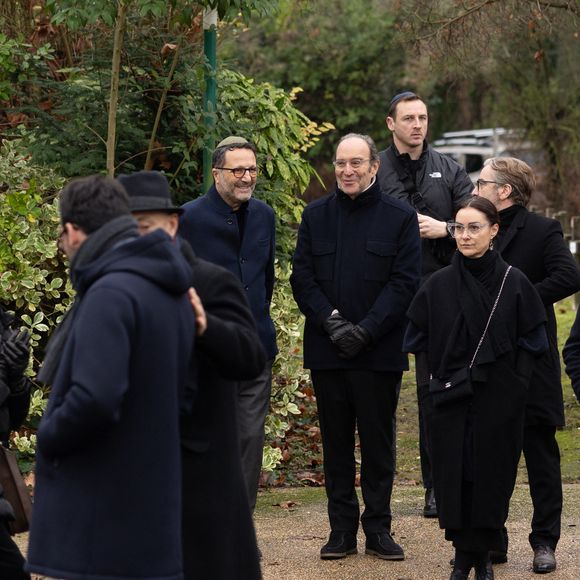 Exclusif - Arthur (Jacques Essebag) et Xavier Niel - Obsèques de Claude Berda au cimetière de Bagneux, le 22 décembre 2025. Co-fondateur de la société de productions télévisuelles, AB Productions, en 1977 avec J.C.Azoulay, Claude Berda est décédé le 19 décembre 2025 à l'âge de 78 ans. © Agence / Bestimage