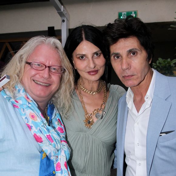 Plusieurs personnalités étaient présentes, dont Francis Lalanne, Bébert des Forbans et Pierre-Jean Chalençon. 

Exclusif - Pierre-Jean Chalençon, Sylvie Ortega Munos, Jean-Luc Lahaye - Vin d'honneur du mariage de Jean-Luc Lahaye et Paola au restaurant festif et bar à cocktails "Frivole, 8 rue Jean Goujon à Paris le 2 juillet 2025. 
Le chanteur de 72 ans a passé la bague au doigt de sa jeune amoureuse Paola Aubin (32 ans) qu'il fréquente officiellement depuis 2018 à la mairie du 18ème arrondissement de Paris . © Philippe Baldini/ Bestimage